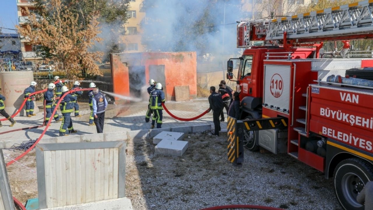 Gerçeği aratmayan deprem tatbikatı