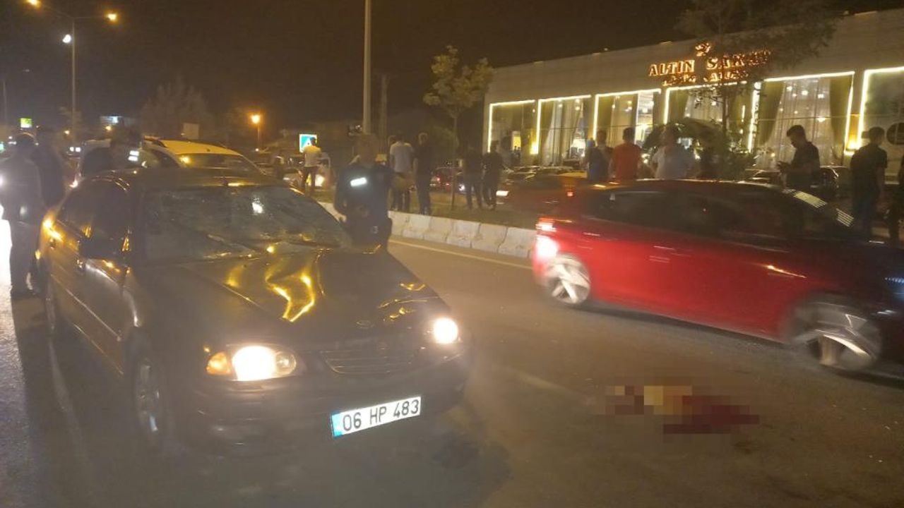 Van'da  Düğünden çıkıp yolun karşısına geçmek isteyen çifte otomobil çarptı: 1 ölü, 1 yaralı