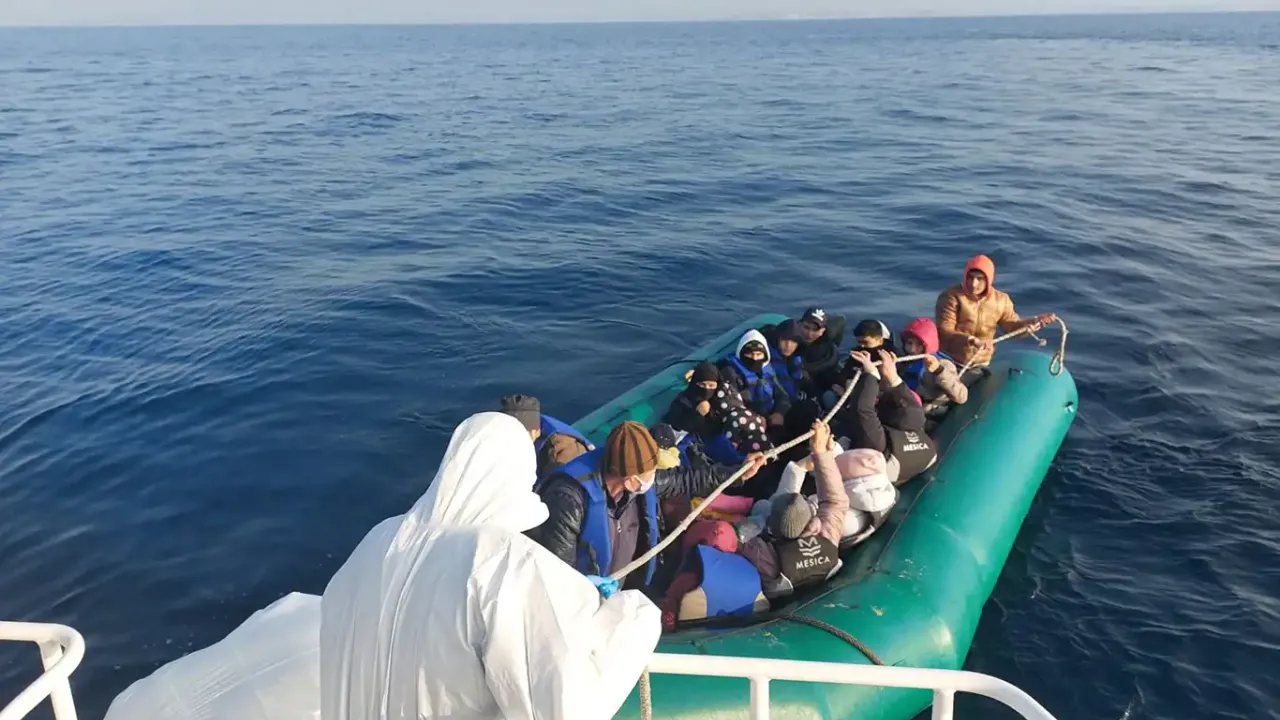 Balıkesir açıklarında lastik botları arızalanan 10 düzensiz göçmen kurtarıldı