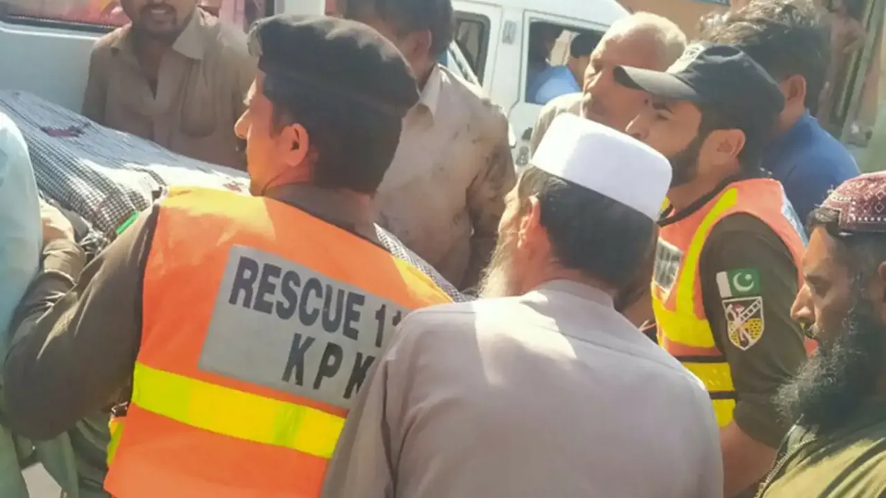 Pakistan'da minibüs devrildi: 7 ölü 11 yaralı