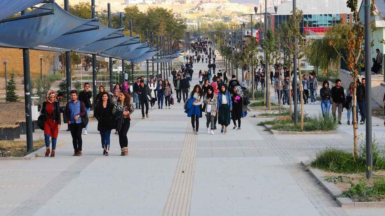 Van Yüzüncü Yıl Üniversitesi'nin Popülaritesi Artıyor: Tercih Eden Öğrenci Sayısı 5 Binin Üzerine Çıktı