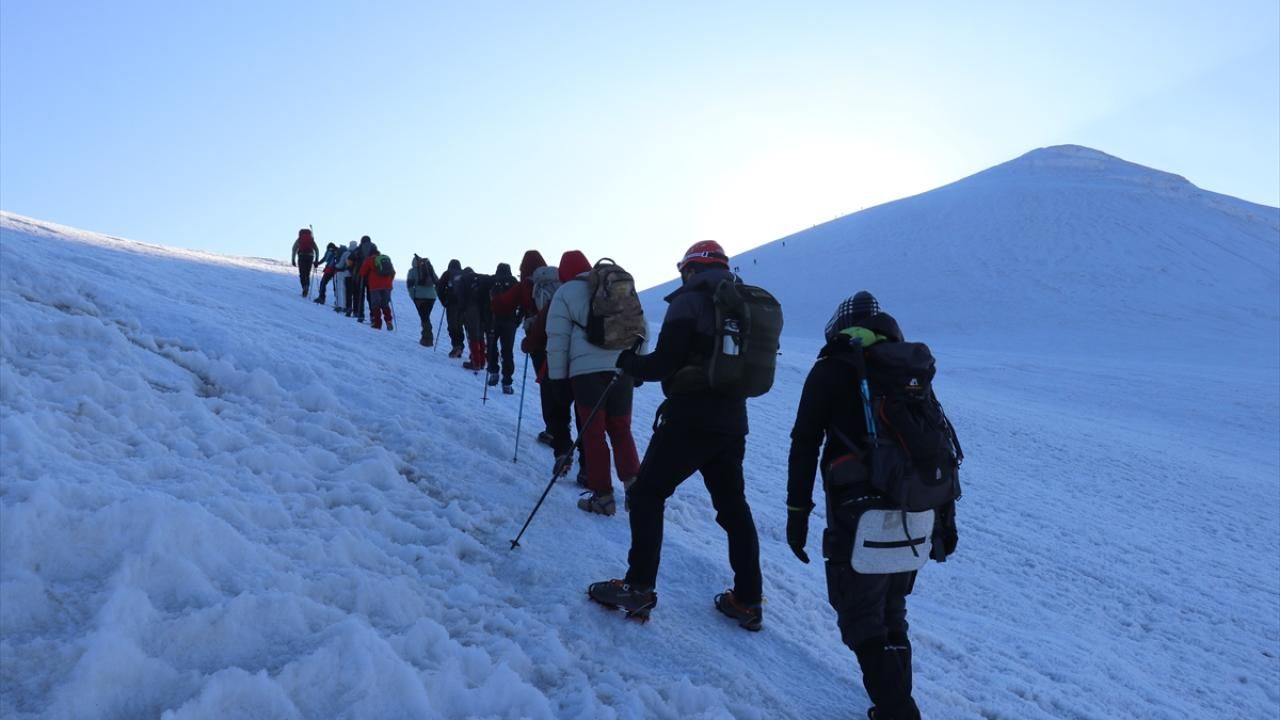 Türkiye'nin En Yüksek Dağı, Dünyanın Her Ülkesinden Turist ve Dağcıları Ağırlıyor