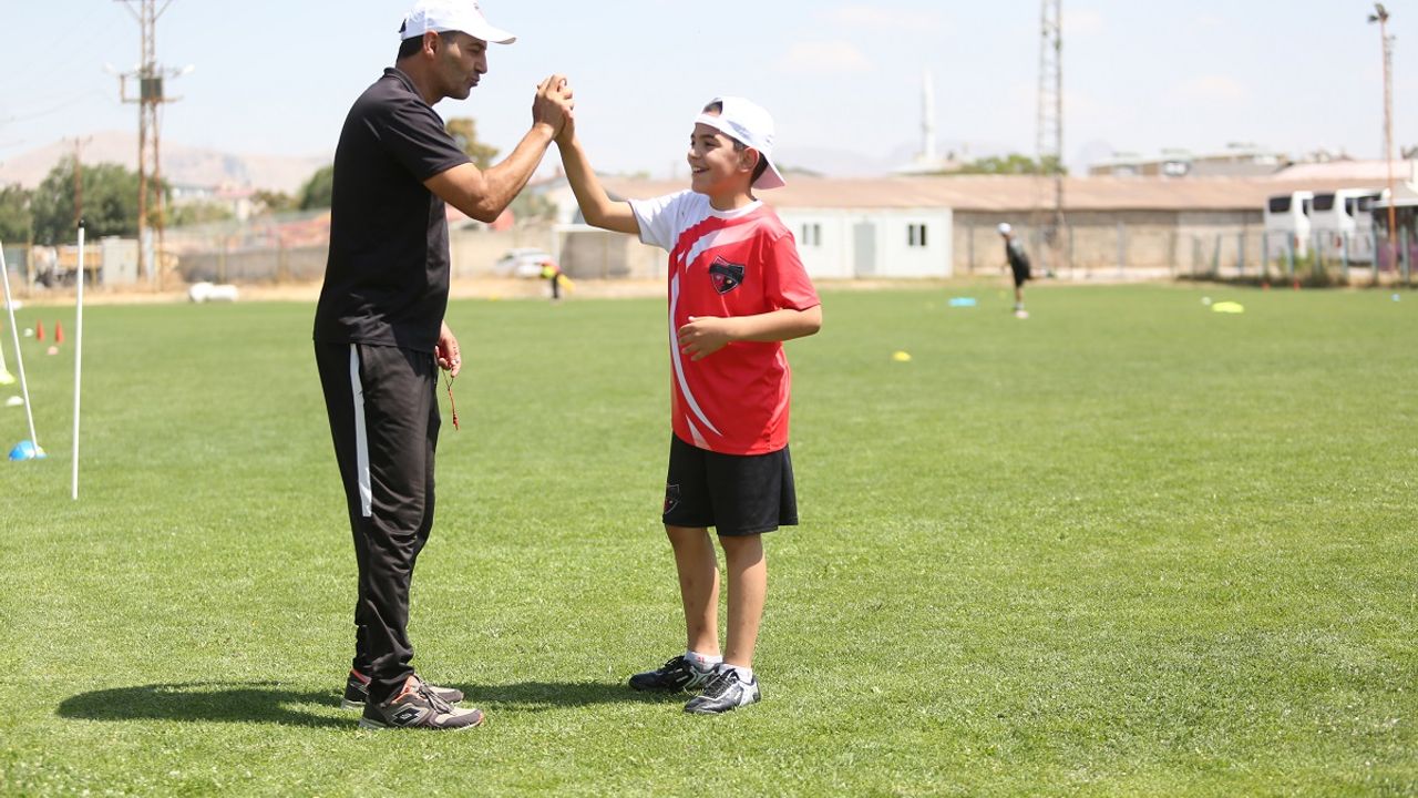 Van'da 9 yaşındaki Üveys sporla konuşma güçlüğünü yendi