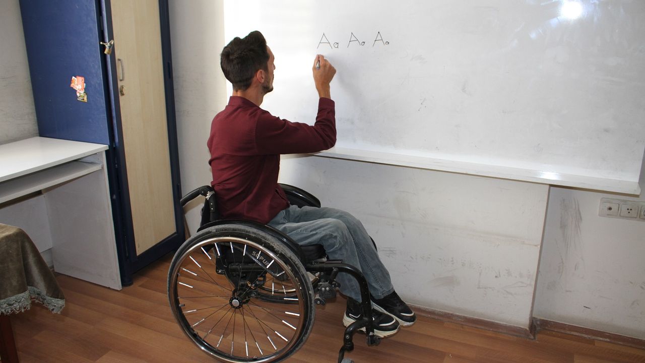 Van’da Doğuştan bedensel engelli genç arkadaşlarının yardımıyla okuma yazma öğreniyor