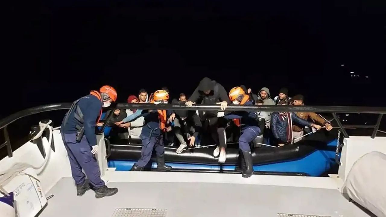Yunanistan tarafından geri gönderilen 33 düzensiz göçmen kurtarıldı