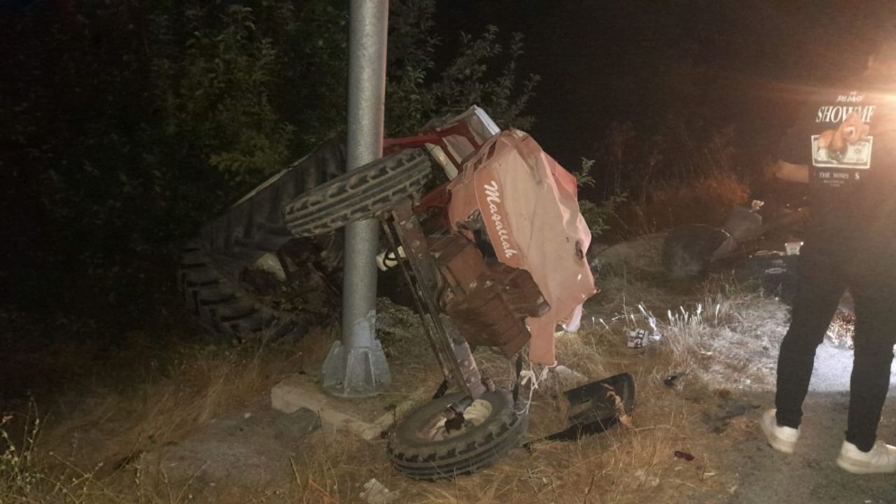 Tırın traktöre çarpması sonucu 3 kişi yaralandı