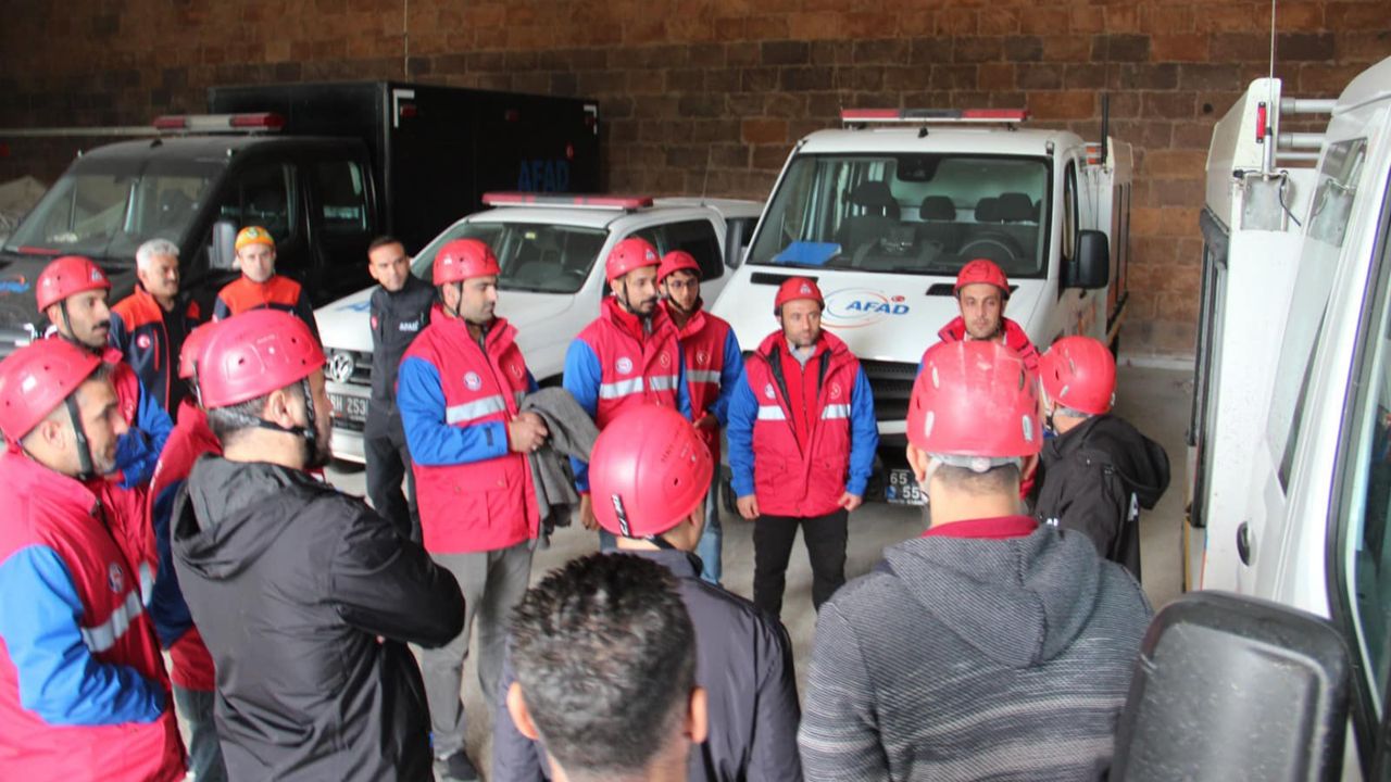 Van'da AFAD'ın Fas'taki deprem için görevlendirilen ekibi Ankara'ya uğurlandı