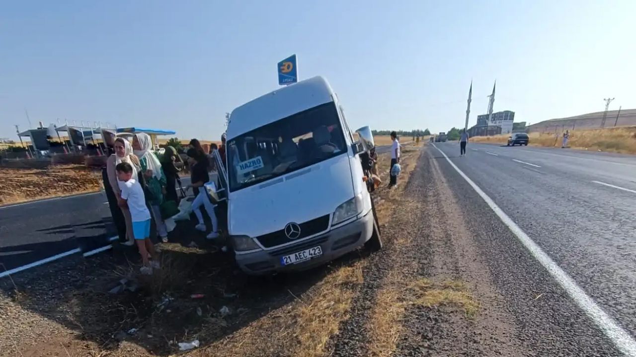 Diyarbakır'da minibüs şarampole devrildi