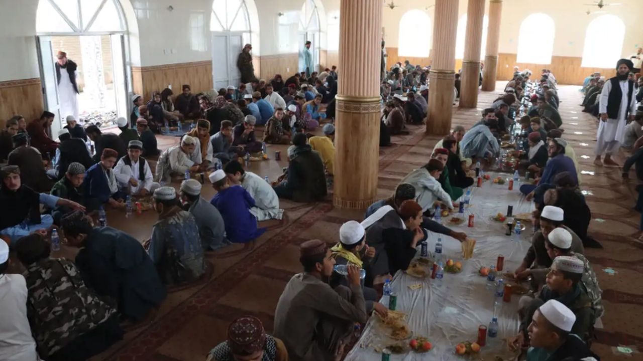 Umut Kervanı Afganistan'da öğrencilere yemek dağıttı