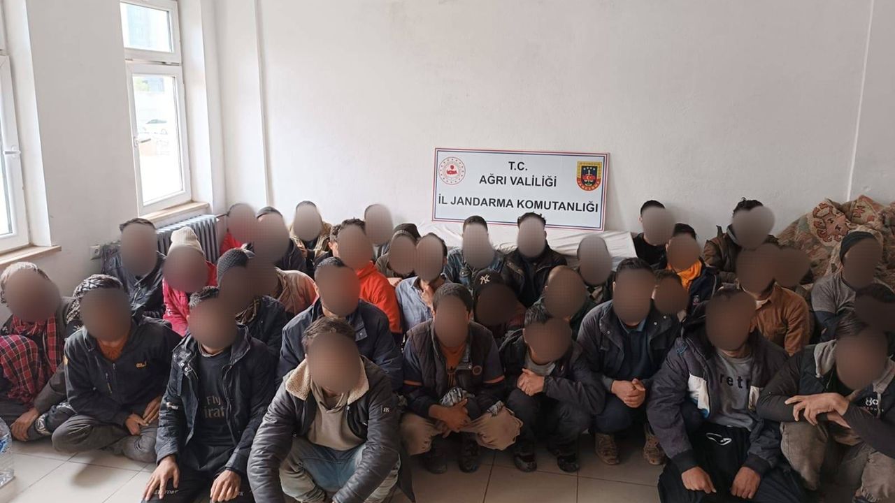 Ağrı'da göçmenleri taşıyan bir tırda 49 kişi yakalandı