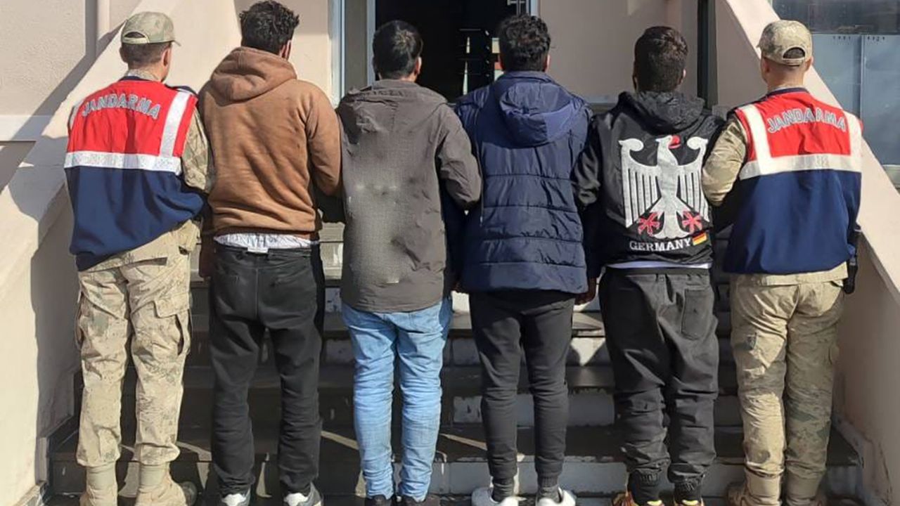 Jandarma tarafından Ağrı'da 24 düzensiz göçmen yakalandı