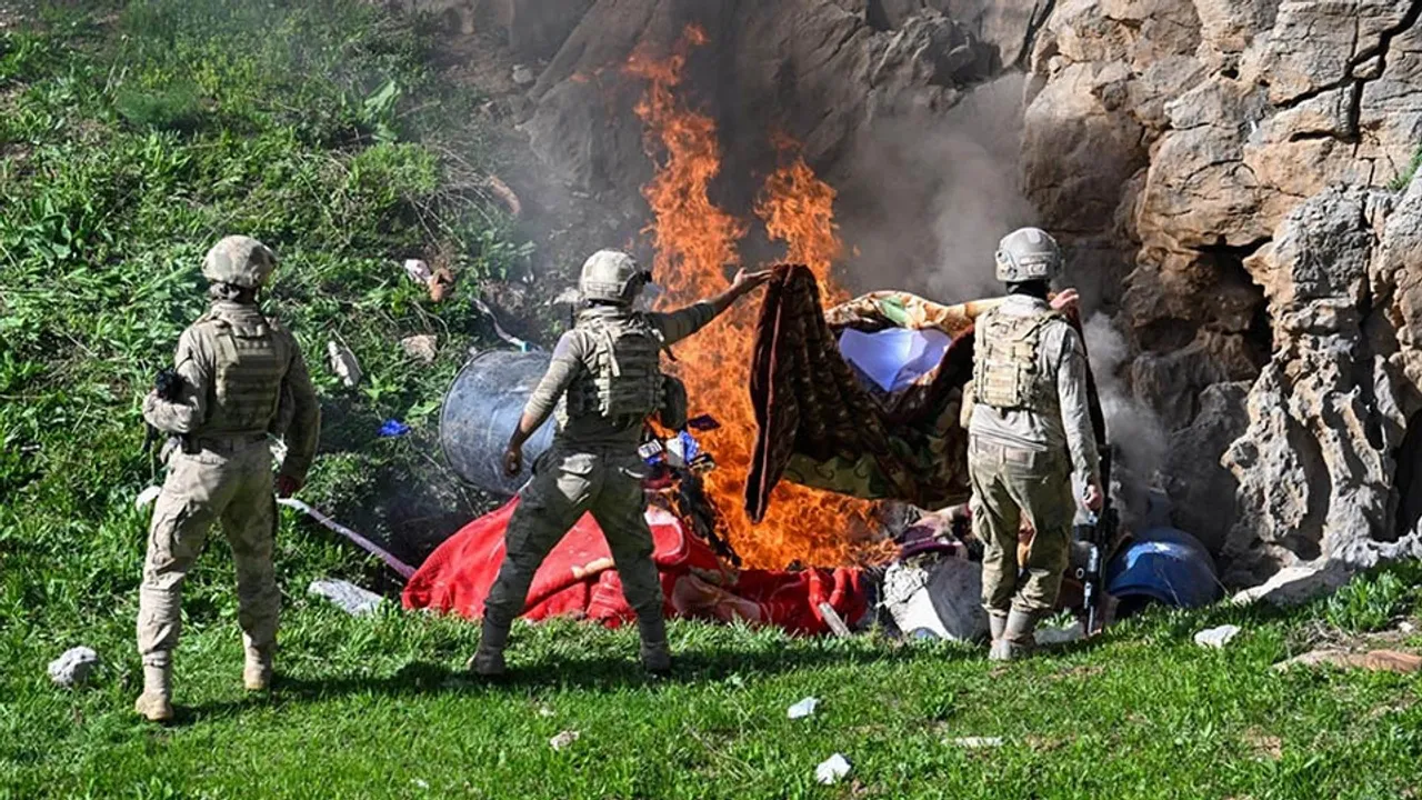 Van dahil 8 İlde PKK'ye Operasyonu:21 mağara imha edildi
