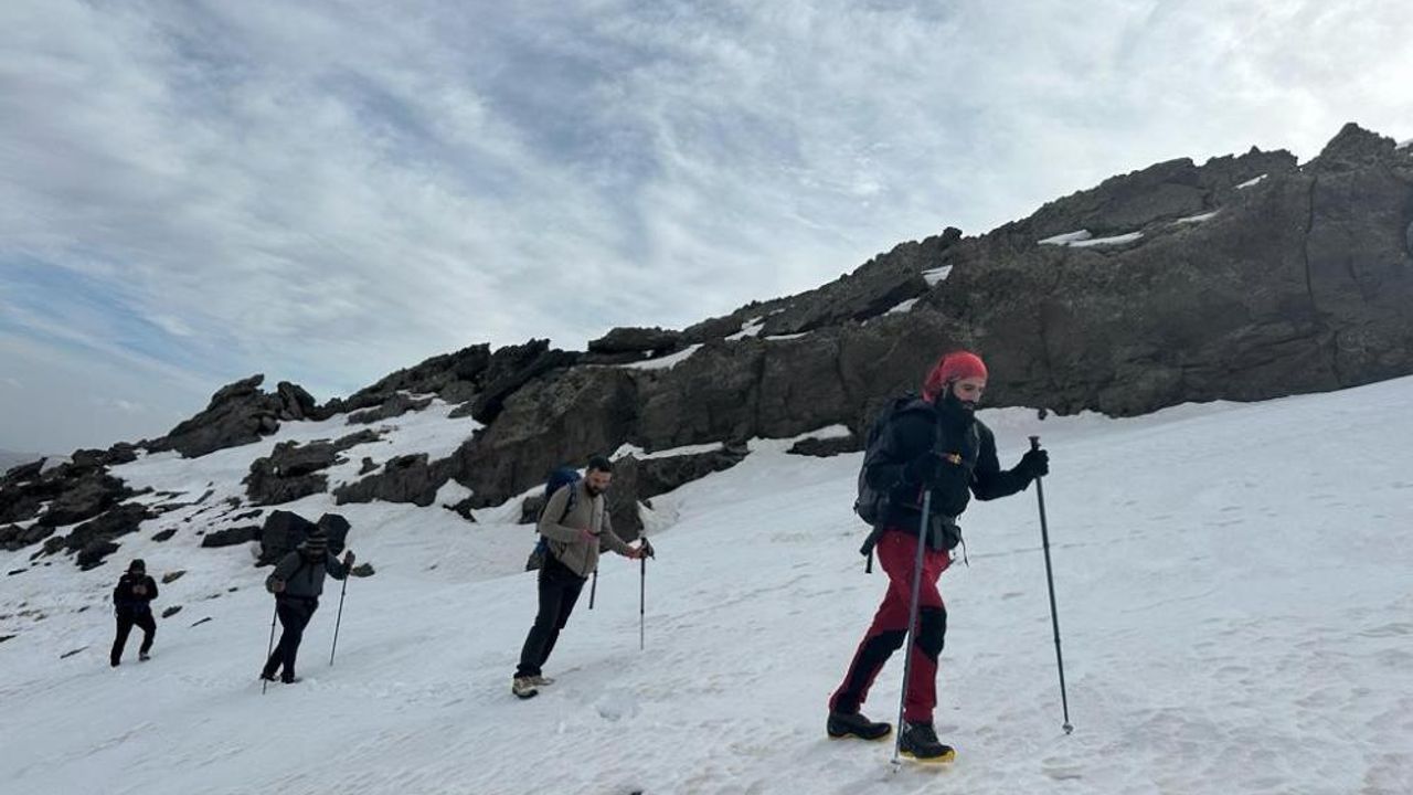 Vanlı Dağcılar 3 bin rakımlı Tendürek Dağı'na tırmanış