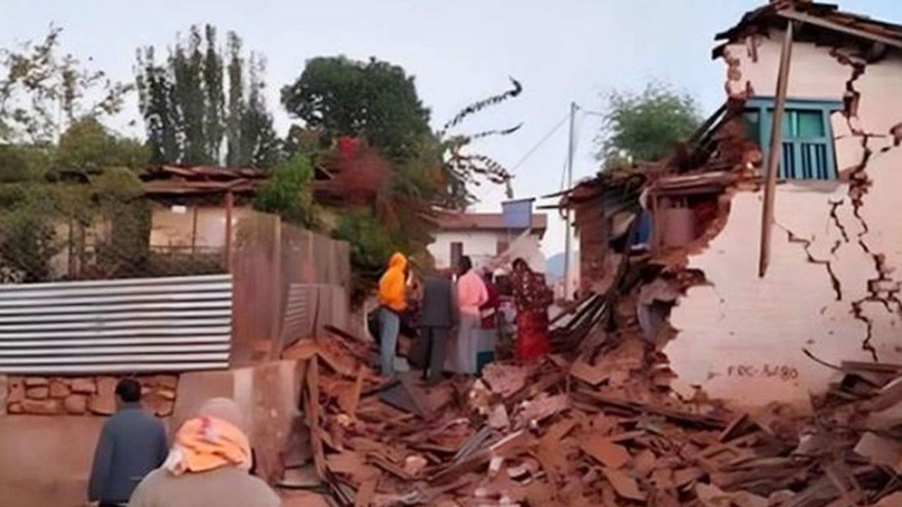 Nepal'de 5,6 büyüklüğünde deprem! Yüzden fazla ölü