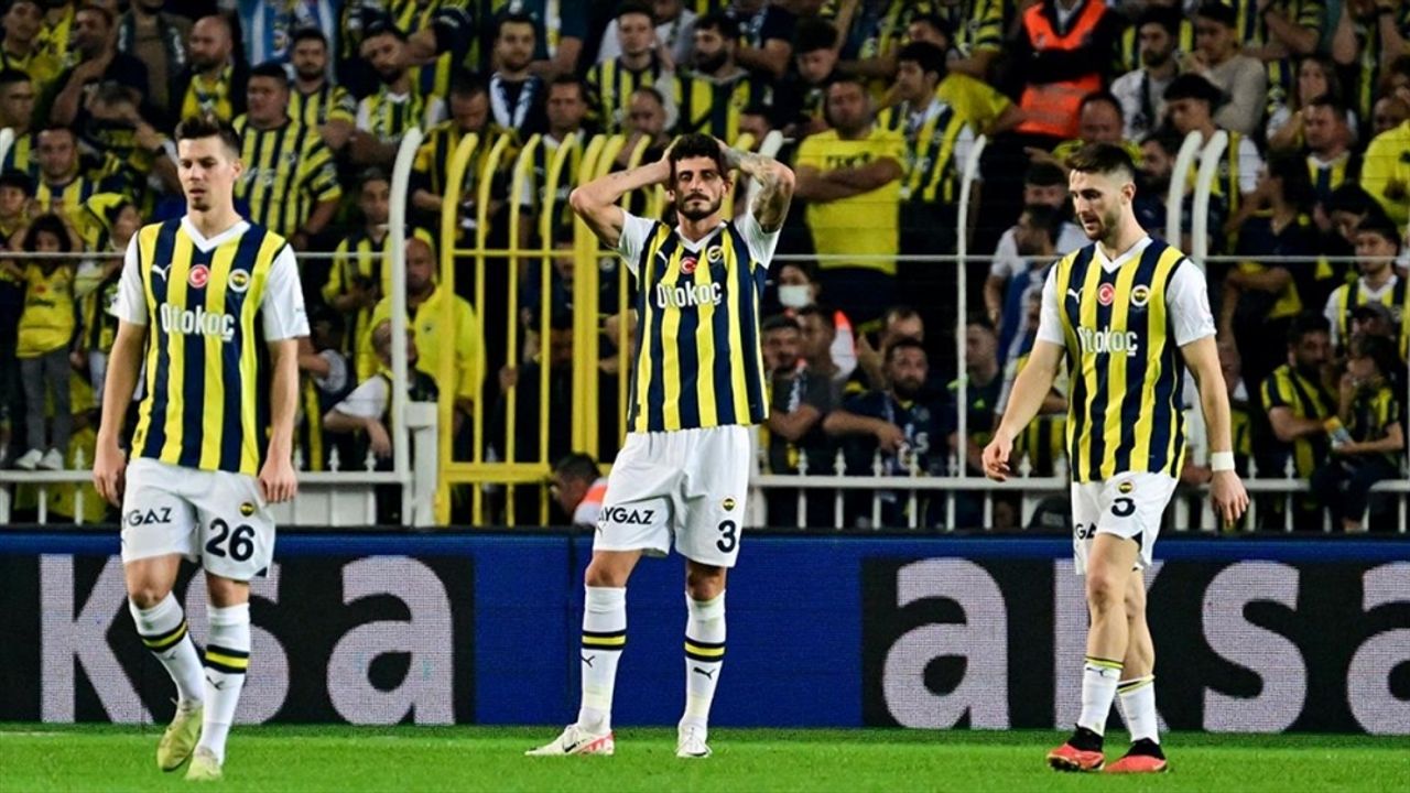 Fenerbahçe Trabzonspor'a yenildi, liderliği Galatasaray'a kaptırdı