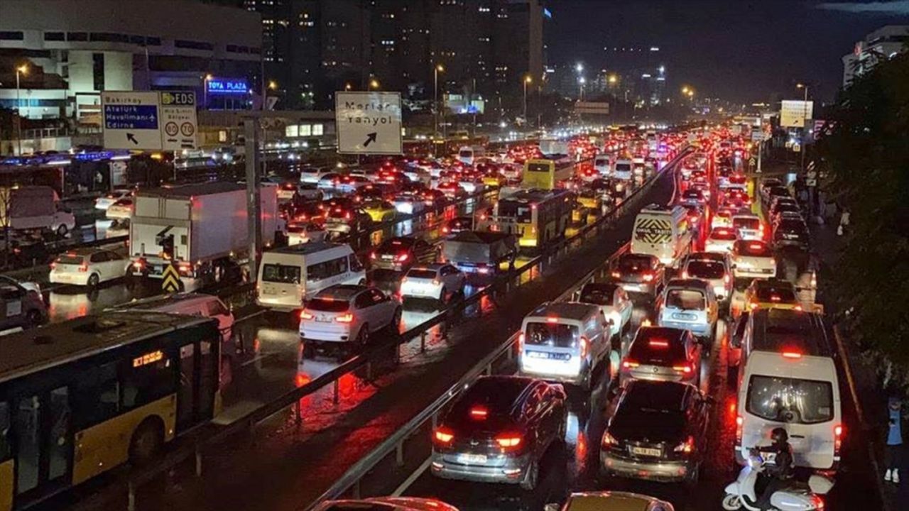 İstanbul'da sağanak yağış nedeniyle trafik yoğunluğu yüzde 90'a çıktı