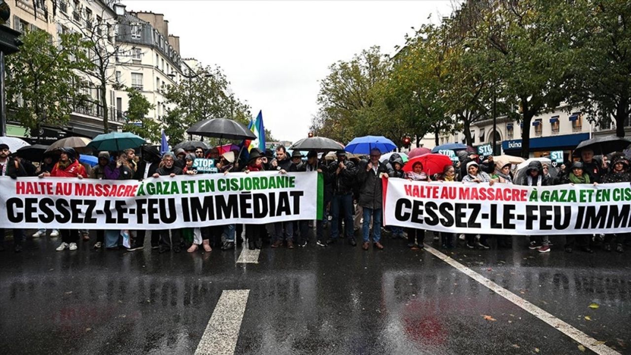 Paris'te yağmur yağmasına rağmen Gazze için gösteri düzenlendi