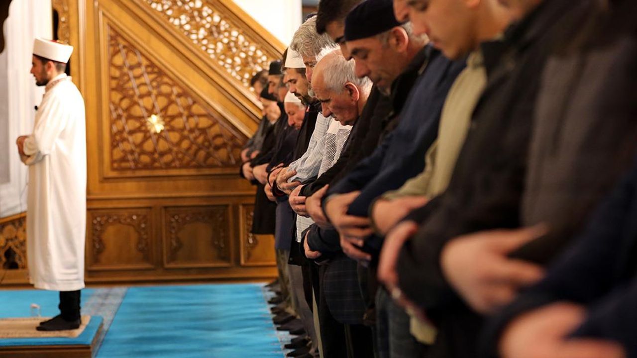 Van'daki tüm camilerde Gazze için dua edildi
