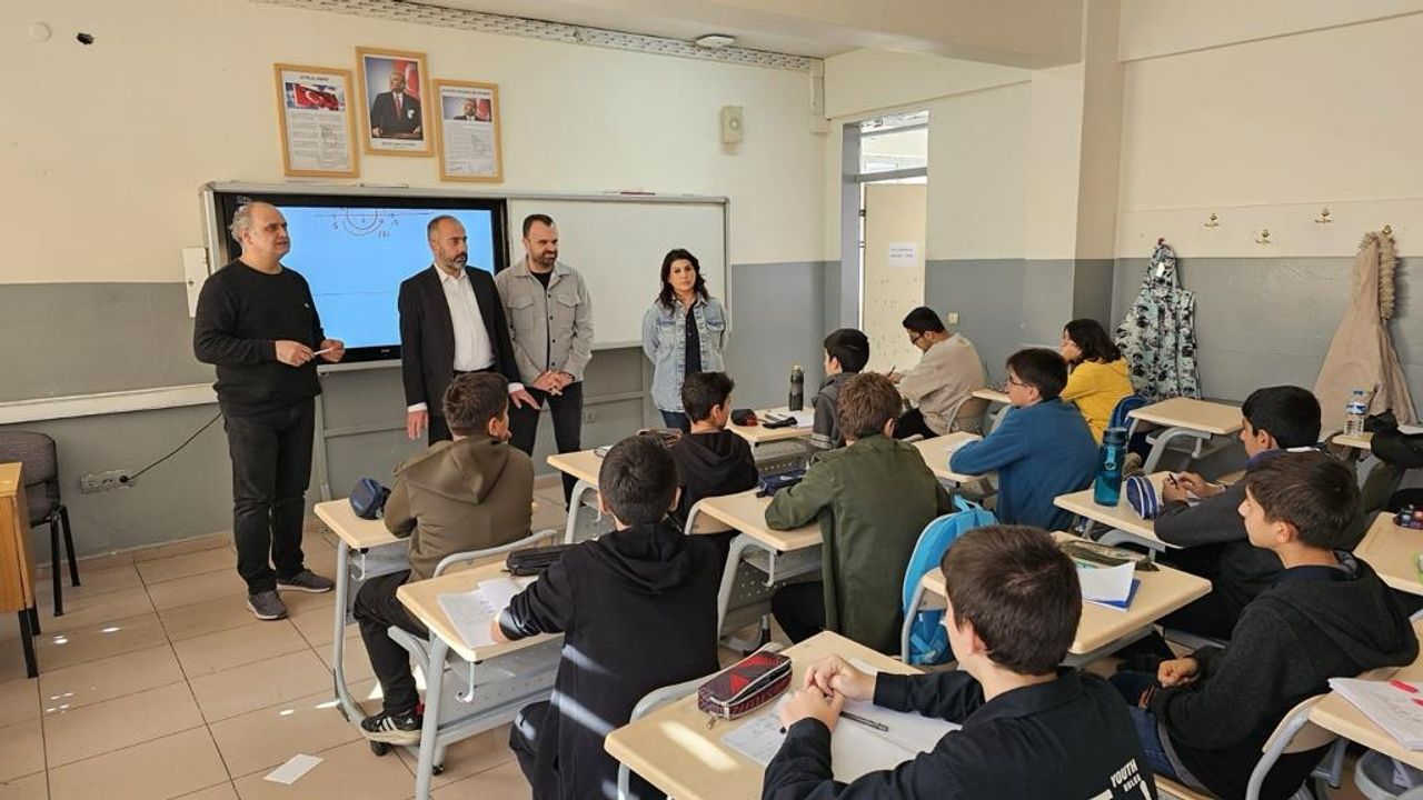 Van YYÜ Rektörü Şevli, Van MAT-BİL kapsamında eğitim gören öğrencileri ziyaret etti