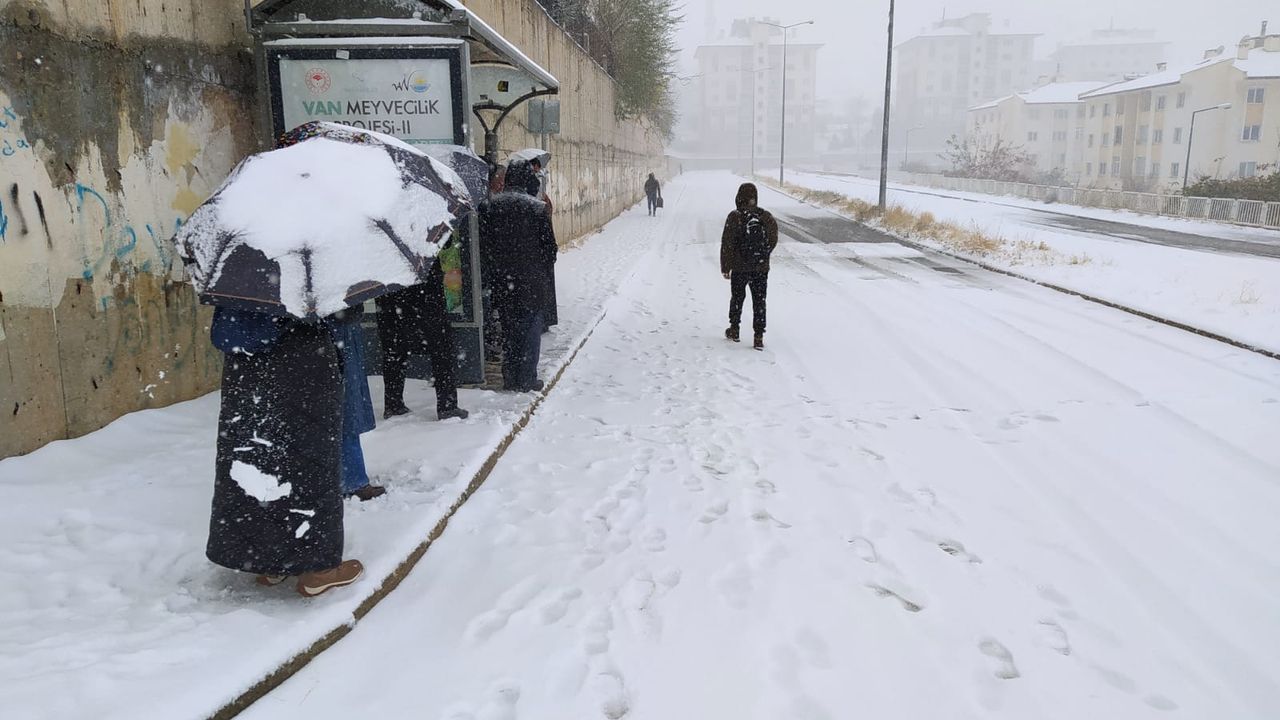 Van'da kar yağdı, vatandaşlar yolda kaldı 