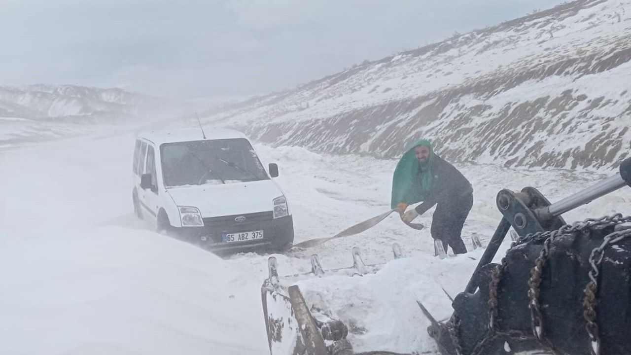 Van'da karla mücadele çalışmaları sürüyor