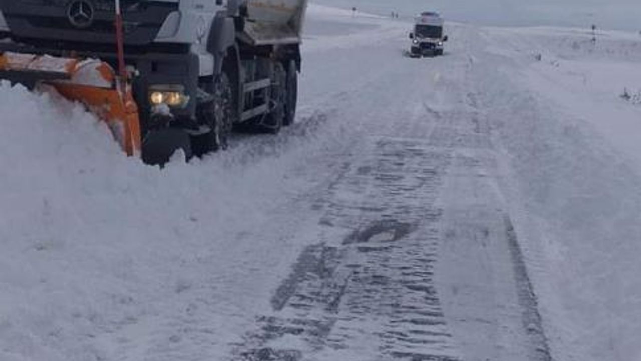 Özalp'ta Karda mahsur kalanların belediye ekipleri yetişti