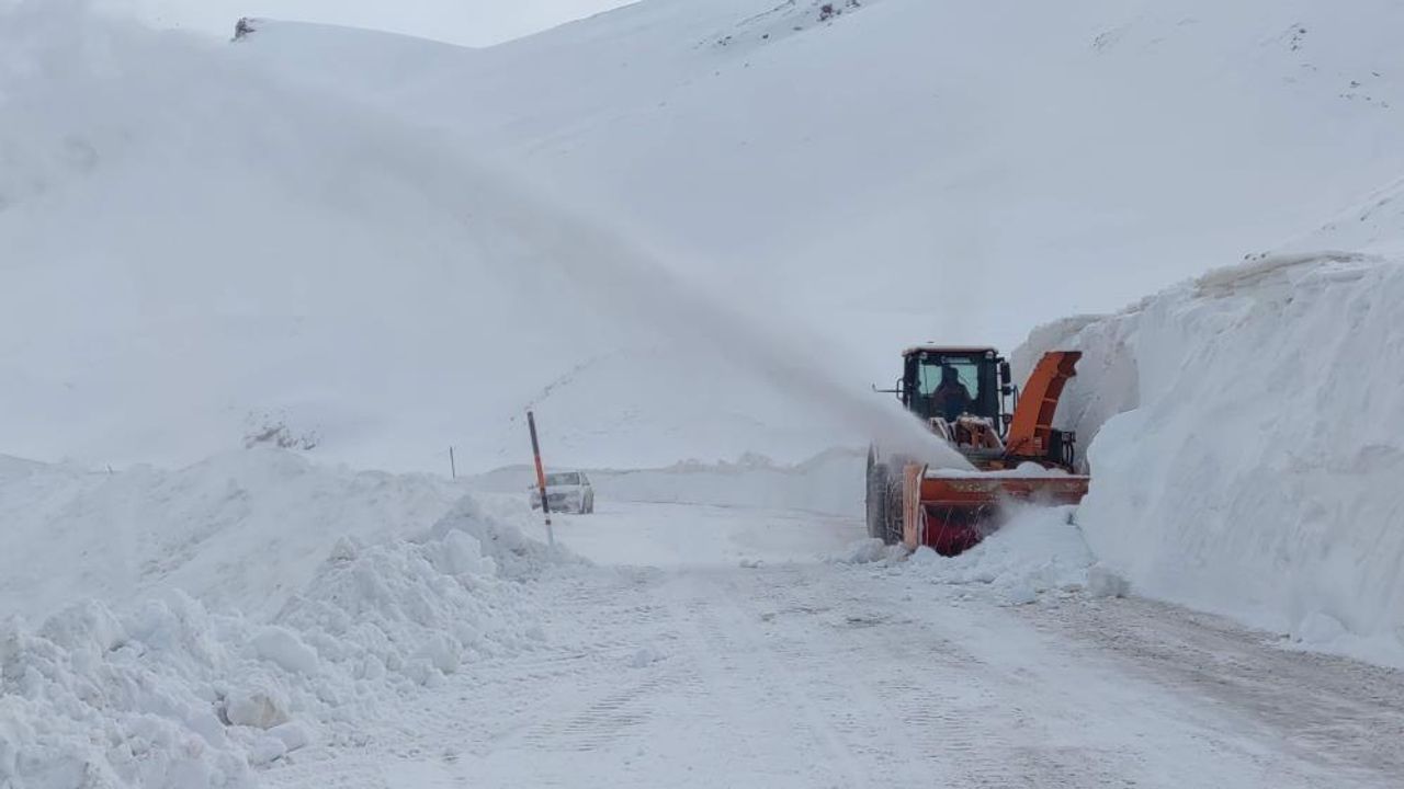 Van Karabet Geçidi'nde kar kalınlığı 2 metre 64 santimetrede...