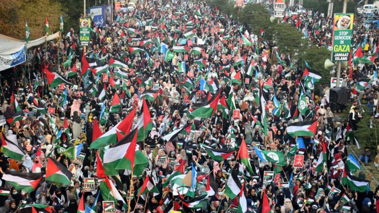 Gazze için binlerce kişi Pakistan'da yürüdü