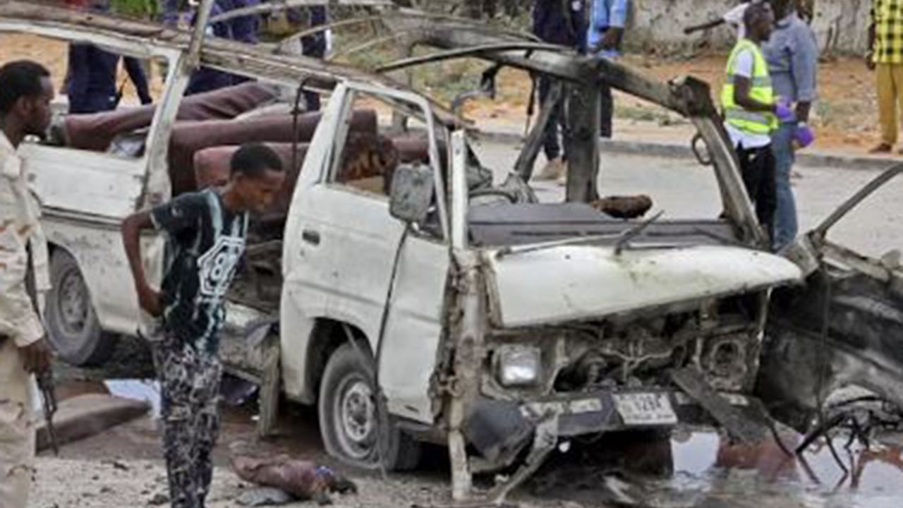 Somali'de bir minibüse bombalı saldırı düzenlendi.