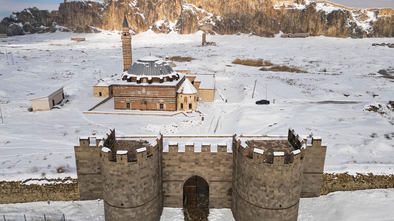 Van Kalesi ve Eski Van Şehrinde kar manzarası