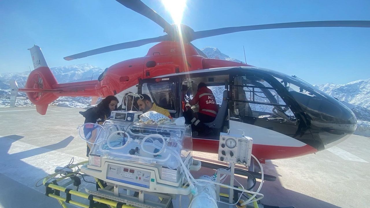 8 günlük bebek ambulans helikopterle Van'a getirildi