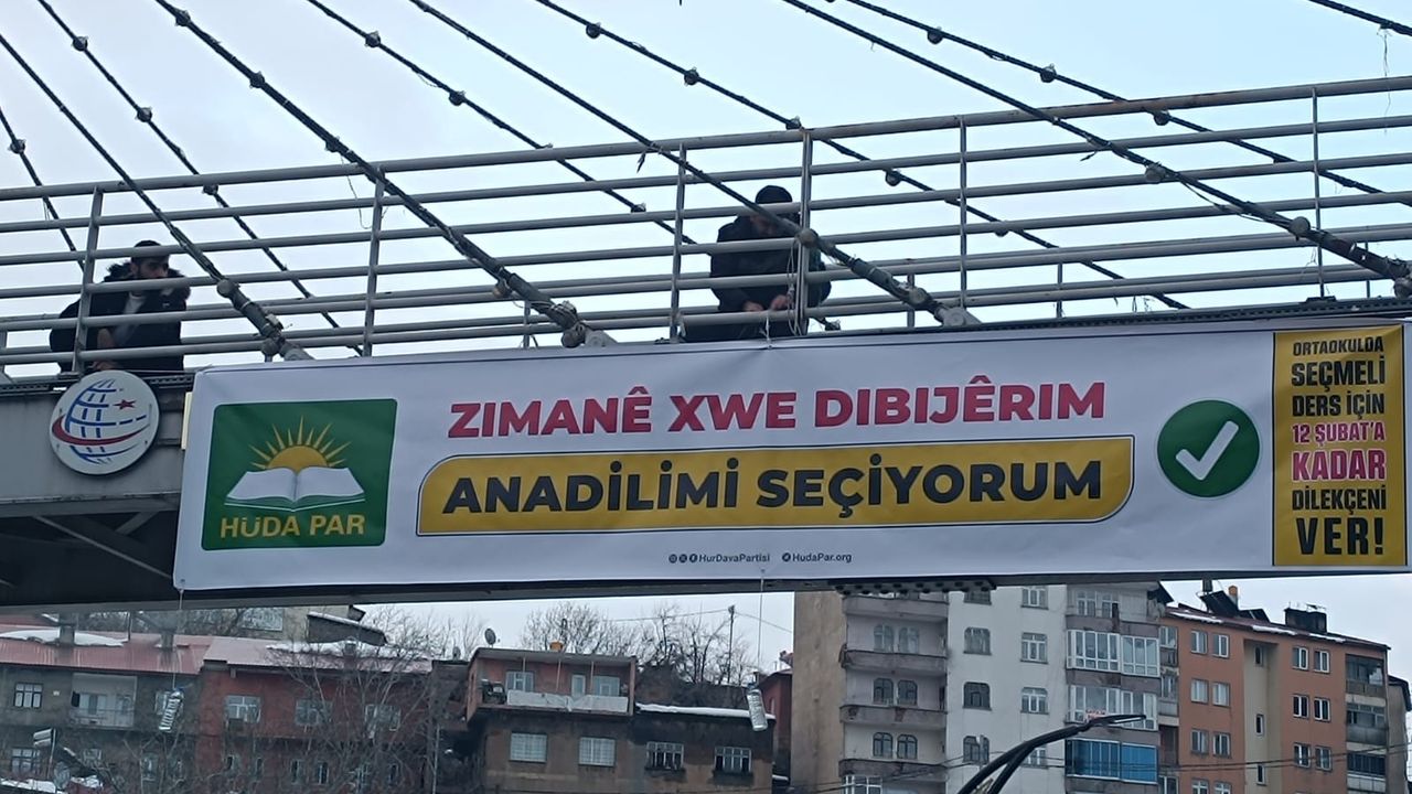 HÜDA PAR Bitlis İl Başkanlığı "Anadilimi Seçiyorum" pankartları astı