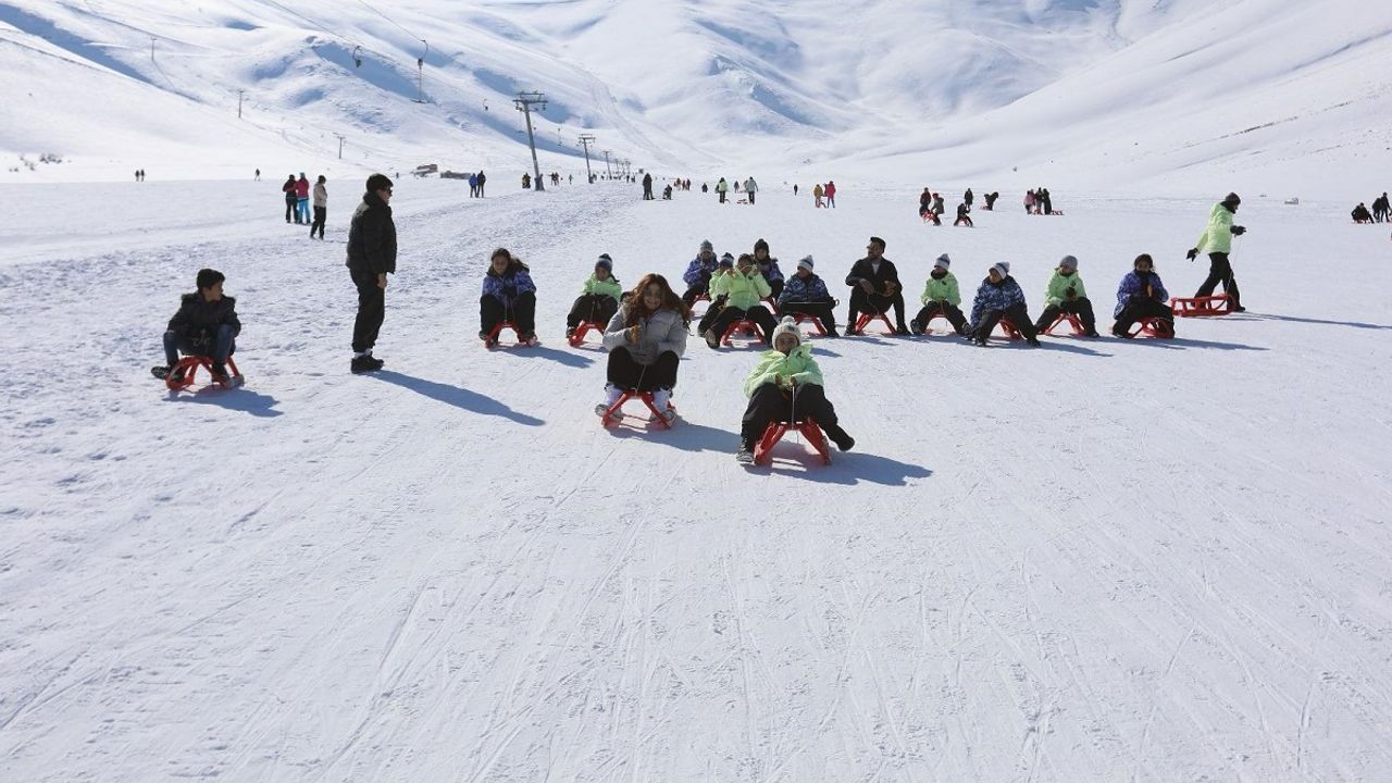 İpekyolu Belediyesinden dezavantajlı öğrencilere kayak jesti