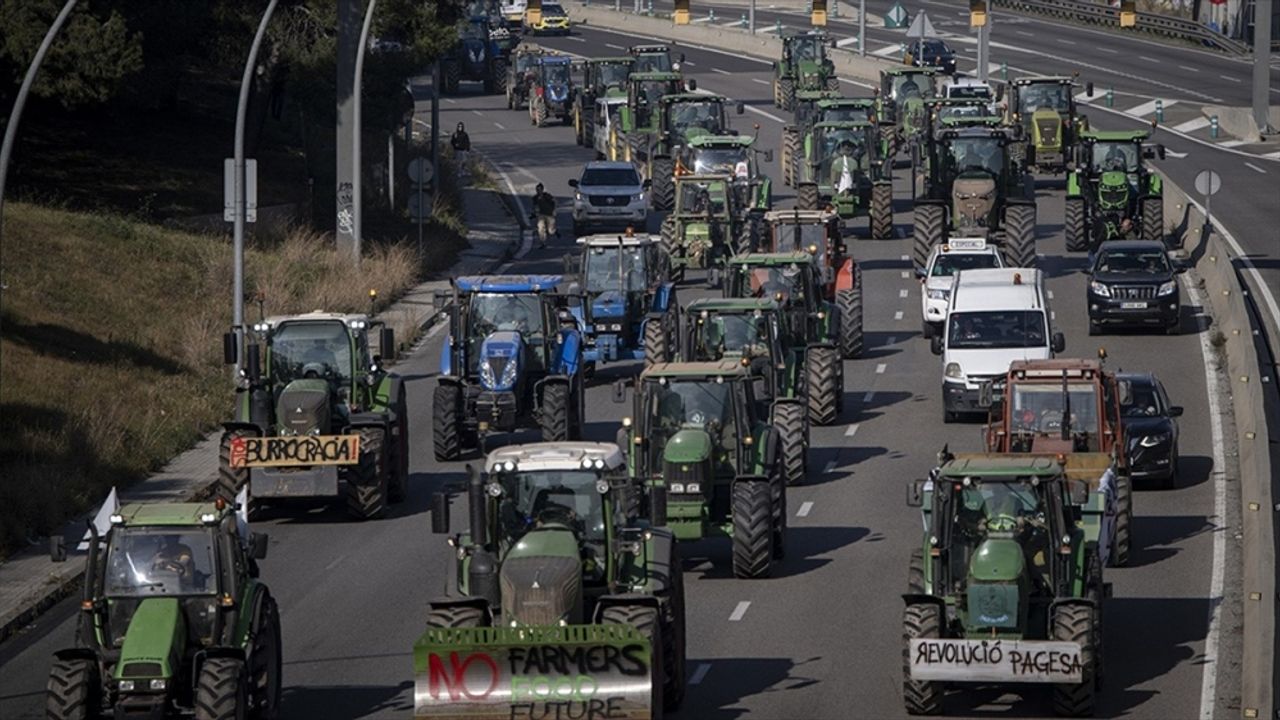 İspanya'da protestolara devam eden çiftçiler gözaltına alındı