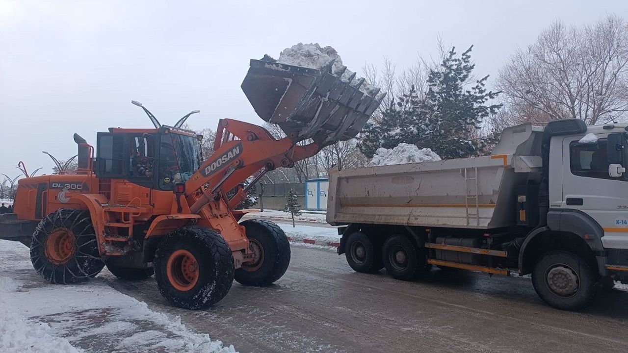 Erciş Belediyesi ilçe merkezinde biriken karları temizliyor