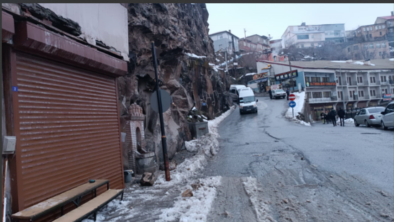 Bitlis kalesinden düşen kaya parçaları tehlike oluşturuyor