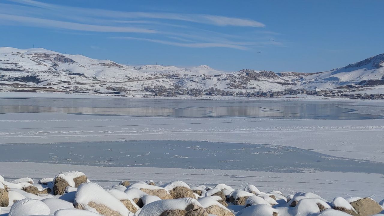 Van'da dondurucu soğuk: Sıhke Gölü dondu