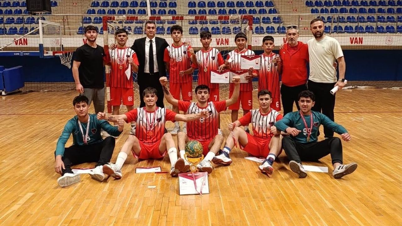 Edremit Şehit Murat Demirci Lisesi hentbol takımı namağlup şampiyon!