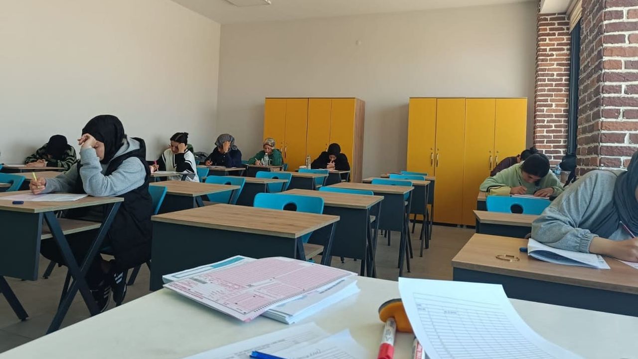 Edremit'te öğrencilere ücretsiz deneme sınavı desteği
