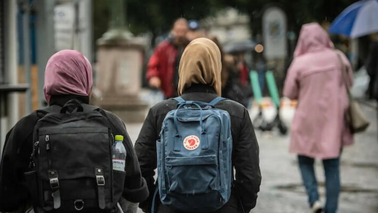 Skandal karar: %95 Müslüman ülkede başörtüsü yasağı