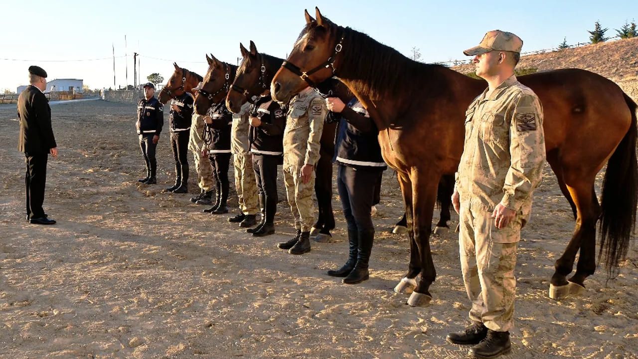 Tuğgeneral Avkıran’dan atlı jandarma timine ziyaret