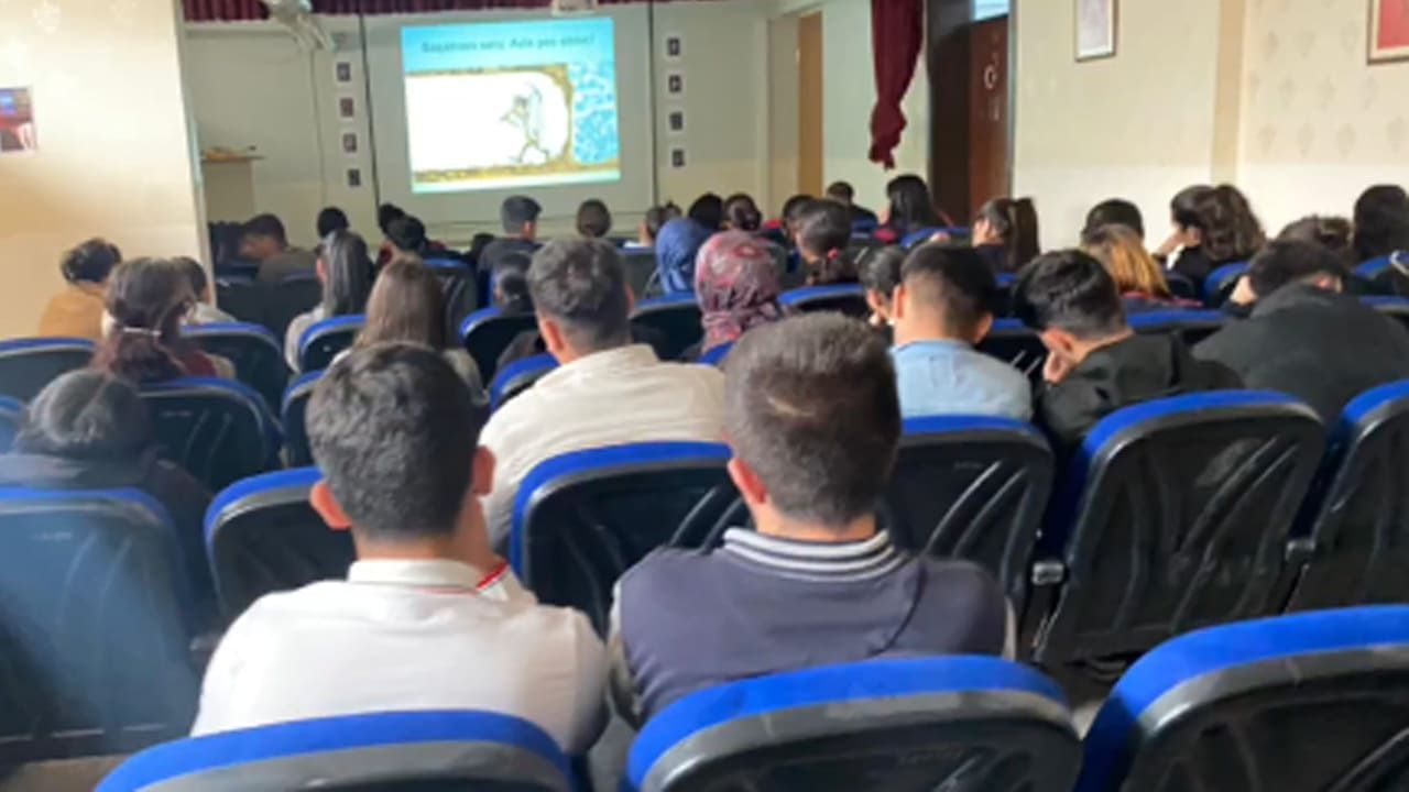 Van Gölü farkındalığı için lise öğrencileri ‘mavi kalsın’ dedi