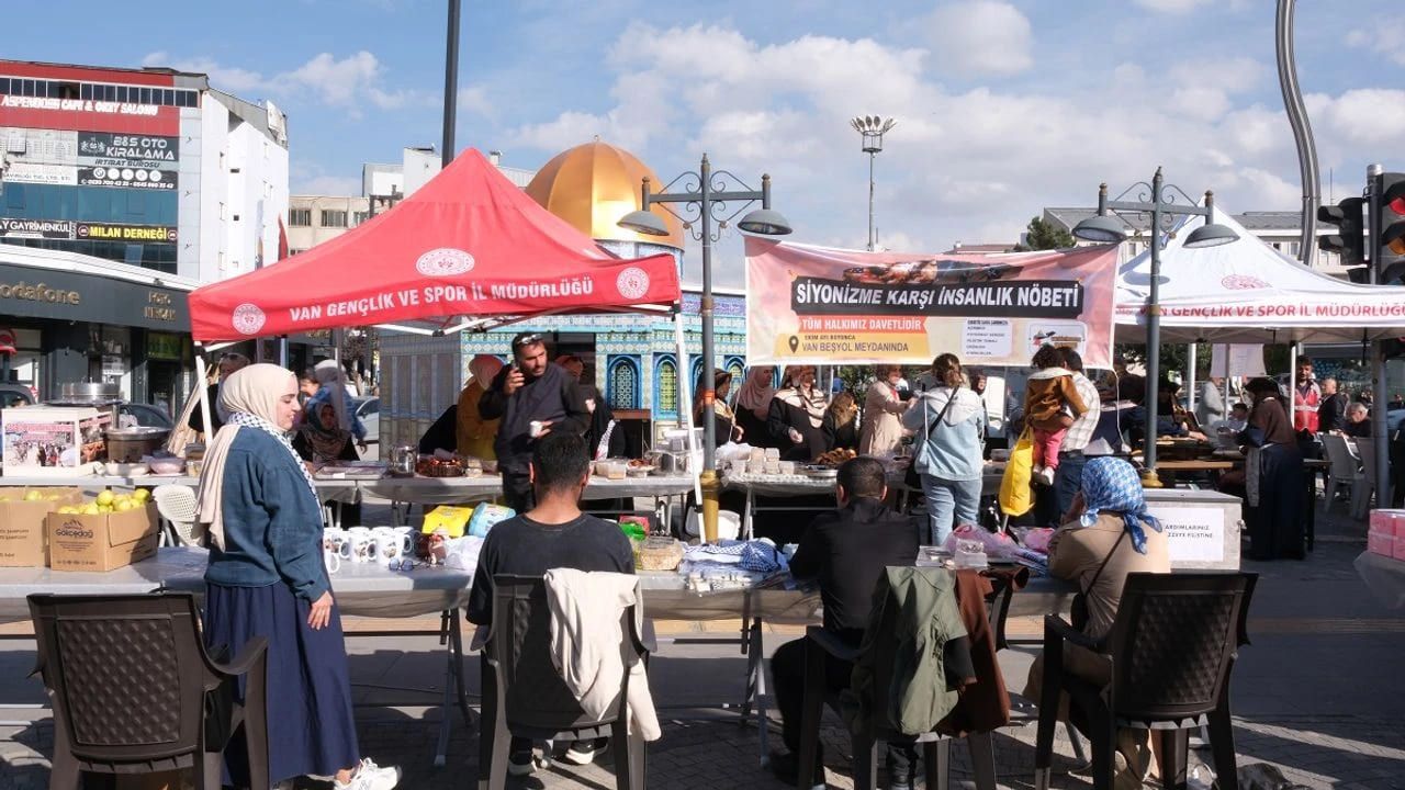 Van’da Gazze için hayır çarşısı kuruldu