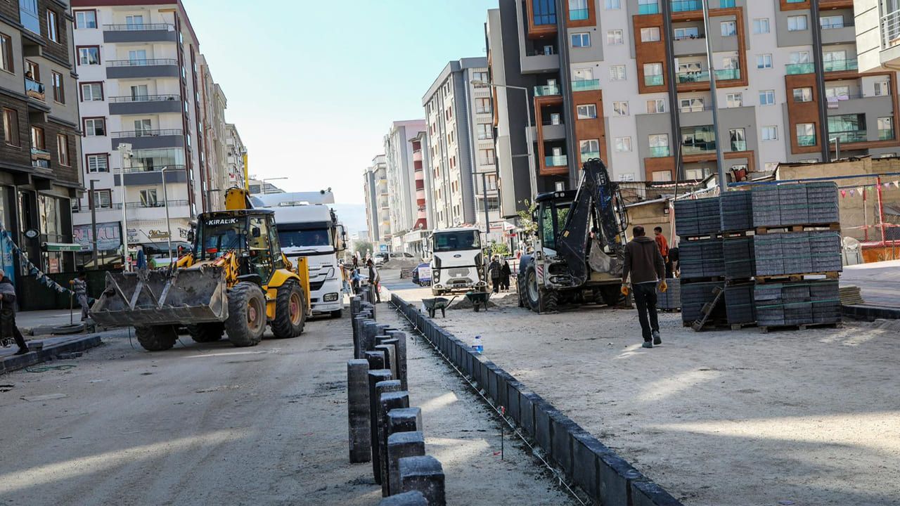 Van’da iki caddede yenileme çalışmaları sürüyor