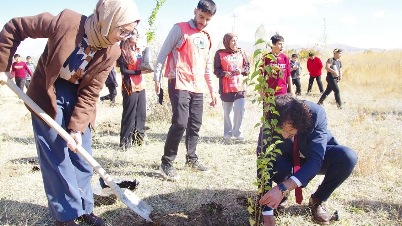 Van’da öğrenciler fidanları toprakla buluşturdu