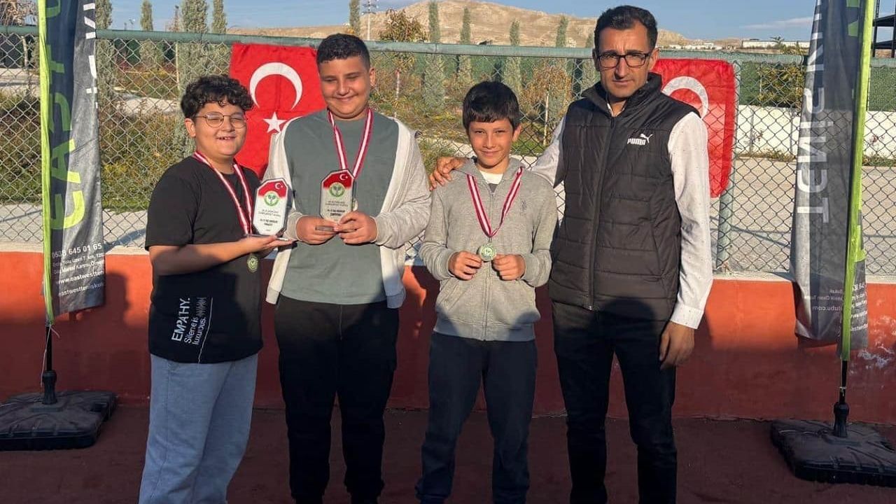 Van’daki tenis turnuvasının kazananları belli oldu