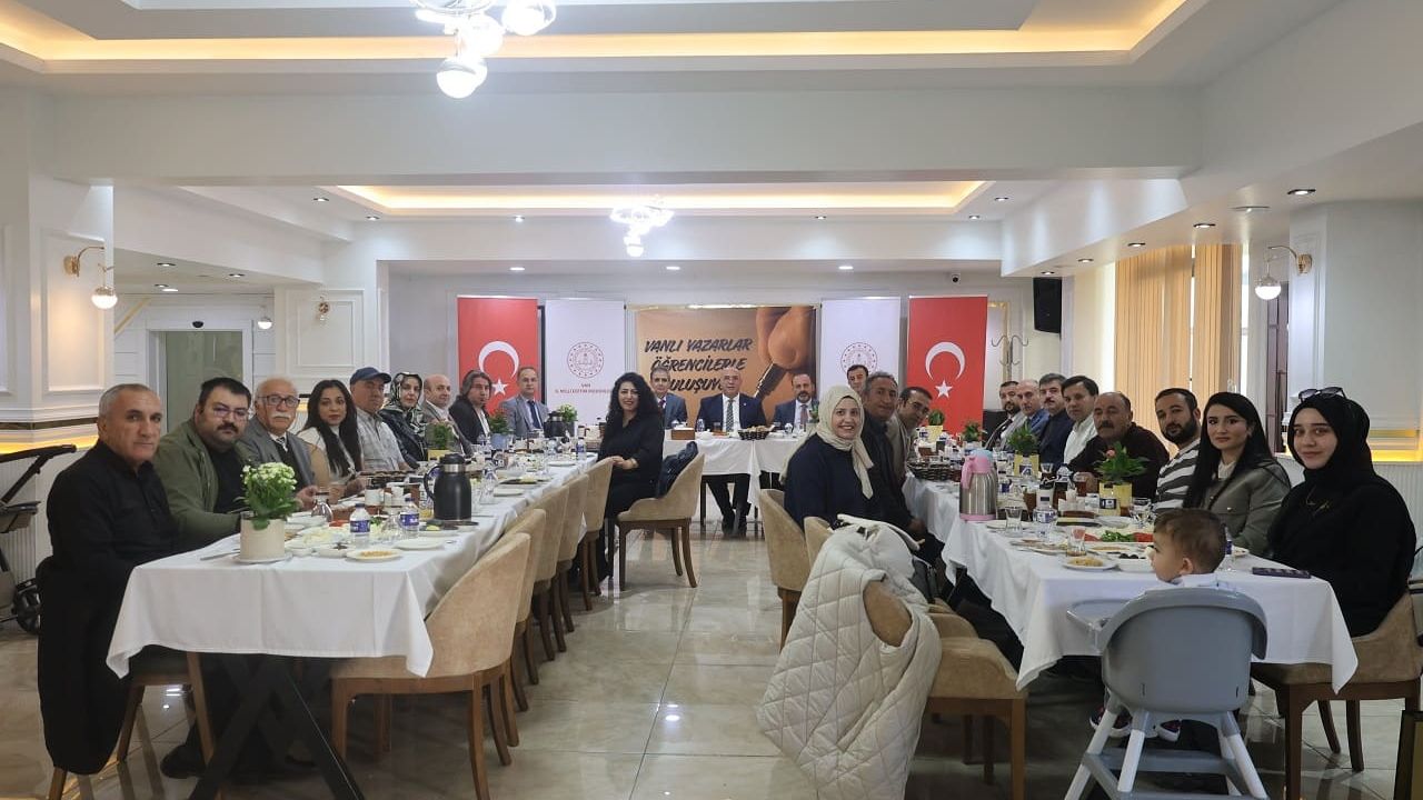 Vanlı şair ve yazarlar kahvaltıda buluştu