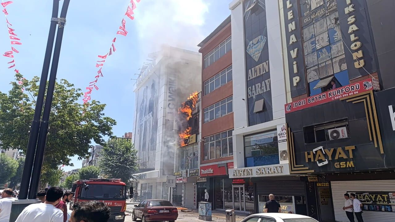 Van Beşyol'da yangın çıktı, alevler binayı sardı
