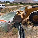 Van’da kanala düşen traktör kurtarıldı