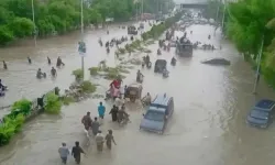 Pakistan'da muson yağmurlarının yol açtığı selde tahliye edilenlerin sayısı artıyor